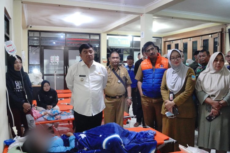 Bupati Garut, Abdusy Syakur Amin, meninjau kondisi terkini penyintas keracunan makanan di Puskesmas Kadungora, Puskesmas Leles, dan RSUD dr. Slamet Kabupaten Garut, Selasa malam (30/9/2025).
(Foto: Moch Ahdiansyah/Diskominfo Kab. Garut)