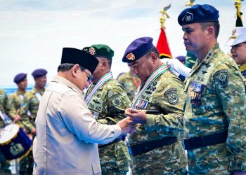 Presiden Prabowo Subianto menghadiri acara Presidential Inspection di Kapal Perang Republik Indonesia (KRI) dr. Radjiman Wedyodiningrat (RJW-992) di Markas Komando Lintas Laut Militer (Kolinlamil), Tanjung Priok, Jakarta Utara, pada Kamis, 2 Oktober 2025. (Foto: BPMI Setpres)