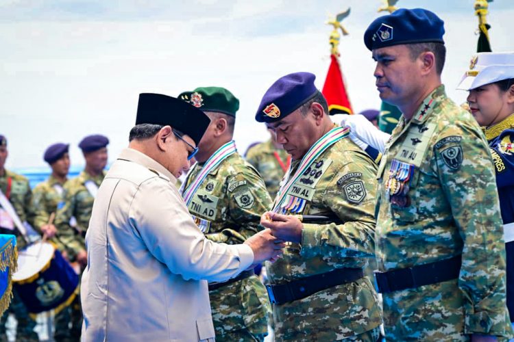 Presiden Prabowo Subianto menghadiri acara Presidential Inspection di Kapal Perang Republik Indonesia (KRI) dr. Radjiman Wedyodiningrat (RJW-992) di Markas Komando Lintas Laut Militer (Kolinlamil), Tanjung Priok, Jakarta Utara, pada Kamis, 2 Oktober 2025. (Foto: BPMI Setpres)