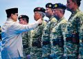Presiden Prabowo Subianto menganugerahkan pangkat istimewa kepada 11 perwira purnawirawan Tentara Nasional Indonesia (TNI) pada acara Presidential Inspection di Kapal Perang Republik Indonesia (KRI) dr. Radjiman Wedyodiningrat (RJW-992), pada Kamis, 2 Oktober 2025. (Foto: BPMI)