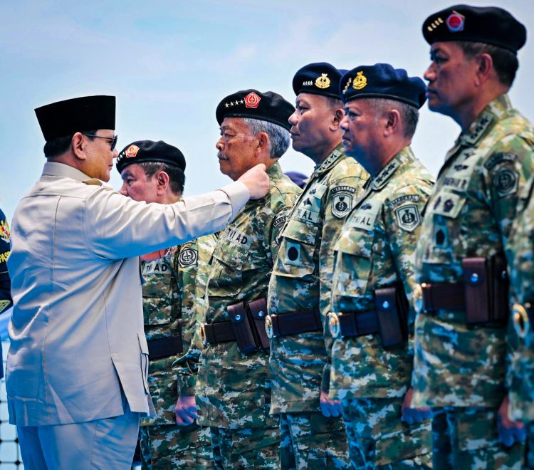 Presiden Prabowo Subianto menganugerahkan pangkat istimewa kepada 11 perwira purnawirawan Tentara Nasional Indonesia (TNI) pada acara Presidential Inspection di Kapal Perang Republik Indonesia (KRI) dr. Radjiman Wedyodiningrat (RJW-992), pada Kamis, 2 Oktober 2025. (Foto: BPMI)