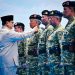 Presiden Prabowo Subianto menganugerahkan pangkat istimewa kepada 11 perwira purnawirawan Tentara Nasional Indonesia (TNI) pada acara Presidential Inspection di Kapal Perang Republik Indonesia (KRI) dr. Radjiman Wedyodiningrat (RJW-992), pada Kamis, 2 Oktober 2025. (Foto: BPMI)