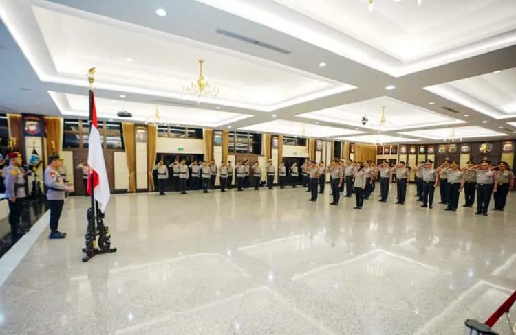 Kapolri Jenderal Listyo Sigit Prabowo memimpin upacara kenaikan pangkat sebanyak 27 Perwira Tinggi (Pati) yang digelar di Rupattama Mabes Polri pada Senin (6/10/2025) malam