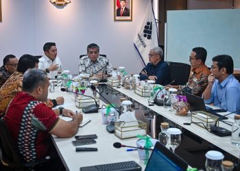 Seskab Teddy menghadiri rapat dengan Menteri Ketenagakerjaan (Menaker) Yassierli dan Wakil Menteri Ketenagakerjaan (Wamenaker) Afriansyah Noor beserta sejumlah jajaran Kementerian Ketenagakerjaan, di Jakarta, Jumat (10/10/2025). (Foto: HIM)