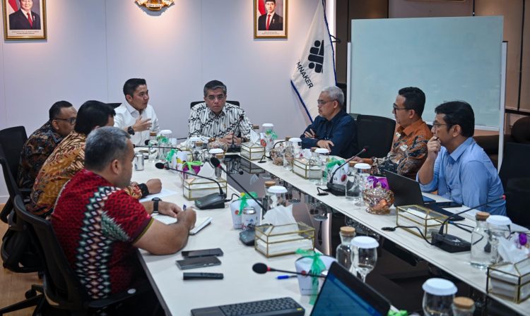 Seskab Teddy menghadiri rapat dengan Menteri Ketenagakerjaan (Menaker) Yassierli dan Wakil Menteri Ketenagakerjaan (Wamenaker) Afriansyah Noor beserta sejumlah jajaran Kementerian Ketenagakerjaan, di Jakarta, Jumat (10/10/2025). (Foto: HIM)