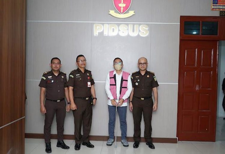 Kejati Sumut menahan tersangka RS, terkait kasus dugaan korupsi di PT Pelindo, Senin (13/10) sore