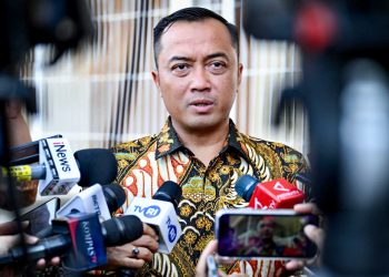 Menteri Sekretaris Negara Prasetyo Hadi, menyampaikan keterangan pers kepada awak media usai rapat terbatas di ruang tunggu Pangkalan Udara Halim Perdanakusuma, Jakarta, pada Selasa, 14 Oktober 2025. (Foto: BPMI Setpres)