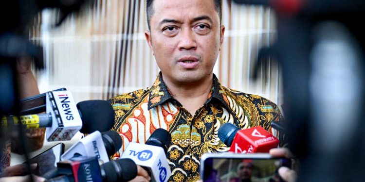 Menteri Sekretaris Negara Prasetyo Hadi, menyampaikan keterangan pers kepada awak media usai rapat terbatas di ruang tunggu Pangkalan Udara Halim Perdanakusuma, Jakarta, pada Selasa, 14 Oktober 2025. (Foto: BPMI Setpres)
