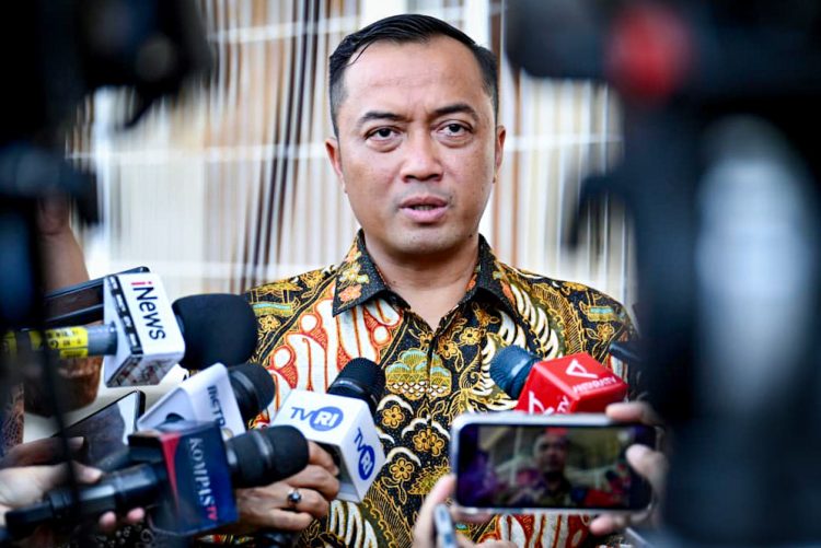 Menteri Sekretaris Negara Prasetyo Hadi, menyampaikan keterangan pers kepada awak media usai rapat terbatas di ruang tunggu Pangkalan Udara Halim Perdanakusuma, Jakarta, pada Selasa, 14 Oktober 2025. (Foto: BPMI Setpres)