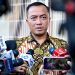 Menteri Sekretaris Negara Prasetyo Hadi, menyampaikan keterangan pers kepada awak media usai rapat terbatas di ruang tunggu Pangkalan Udara Halim Perdanakusuma, Jakarta, pada Selasa, 14 Oktober 2025. (Foto: BPMI Setpres)