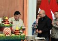 Momen Ulang Tahun ke-74 Presiden Prabowo memotong tumpeng bersama keluarga dan para pejabat negara di Istana Negara, Jumat (17/10/2025)