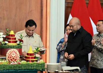Momen Ulang Tahun ke-74 Presiden Prabowo memotong tumpeng bersama keluarga dan para pejabat negara di Istana Negara, Jumat (17/10/2025)