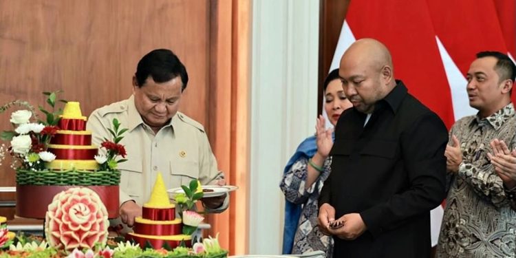 Momen Ulang Tahun ke-74 Presiden Prabowo memotong tumpeng bersama keluarga dan para pejabat negara di Istana Negara, Jumat (17/10/2025)