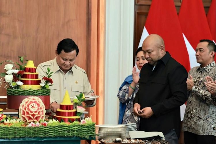 Momen Ulang Tahun ke-74 Presiden Prabowo memotong tumpeng bersama keluarga dan para pejabat negara di Istana Negara, Jumat (17/10/2025)
