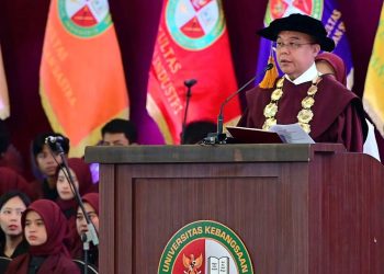 Rektor UKRI sekaligus Wakil Ketua DPR RI Sufmi Dasco Ahmad menyampaikan laporan akademik pada Sidang Senat Terbuka berlangsung khidmat di Trans Convention Centre, Kota Bandung, Jawa Barat