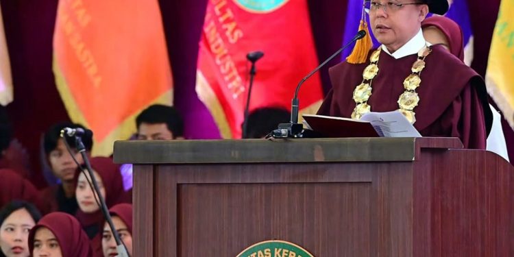 Rektor UKRI sekaligus Wakil Ketua DPR RI Sufmi Dasco Ahmad menyampaikan laporan akademik pada Sidang Senat Terbuka berlangsung khidmat di Trans Convention Centre, Kota Bandung, Jawa Barat