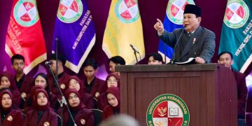 Presiden Prabowo Subianto menyampaikan orasi ilmiah dalam Sidang Senat Terbuka UKRI di Trans Convention Centre, Kota Bandung