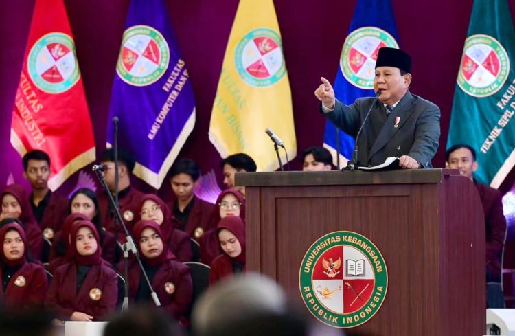 Presiden Prabowo Subianto menyampaikan orasi ilmiah dalam Sidang Senat Terbuka UKRI di Trans Convention Centre, Kota Bandung