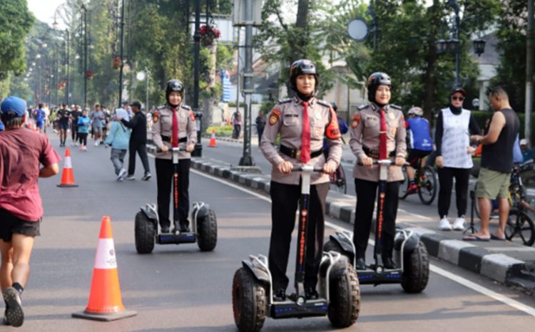 Polwan Polda Jabar Semarakkan Car Free Day Bandung dengan Program “He For She”
