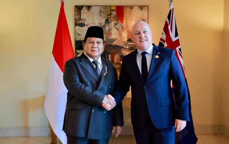 Presiden Republik Indonesia Prabowo Subianto mengadakan pertemuan bilateral dengan Perdana Menteri (PM) Selandia Baru Christopher Luxon di Ruang Agenas, Hotel Lahan Select Gyeongju, Jumat (31/10/2025)