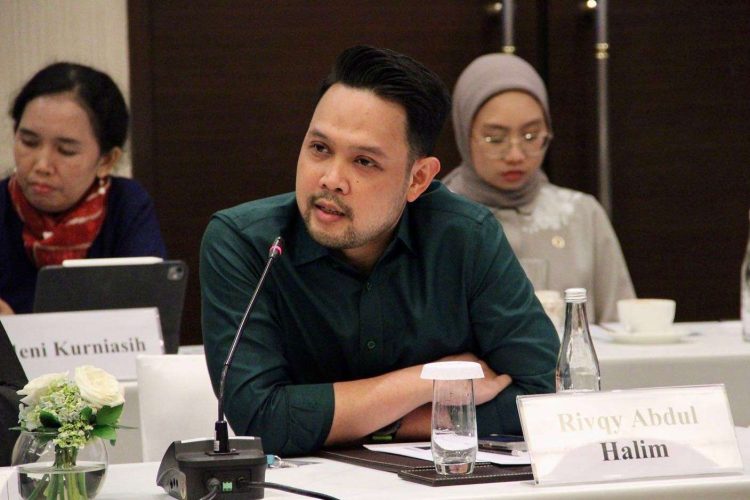 Anggota Komisi VI DPR Rivqy Abdul Halim menyoroti dugaan air kemasan berasal dari sumur bor, bukan mata air pegunungan. (Foto:DPR RI)