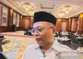 Anggota DPRD Jabar sekaligus Ketua Fraksi PPP DPRD Jabar Zaini Shofari memberikan keterangan di Bandung. (ANTARA/Ricky Prayoga)