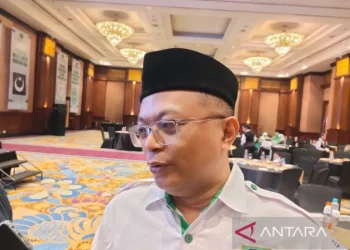 Anggota DPRD Jabar sekaligus Ketua Fraksi PPP DPRD Jabar Zaini Shofari memberikan keterangan di Bandung. (ANTARA/Ricky Prayoga)