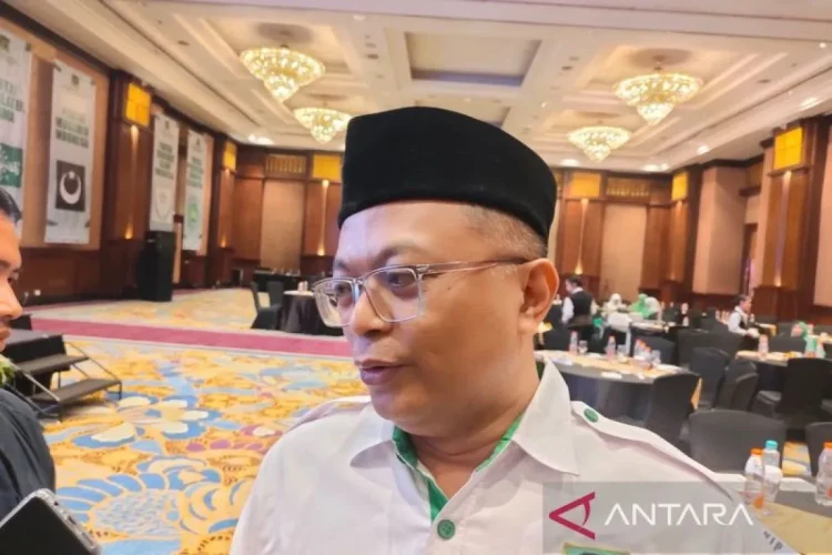 Anggota DPRD Jabar sekaligus Ketua Fraksi PPP DPRD Jabar Zaini Shofari memberikan keterangan di Bandung. (ANTARA/Ricky Prayoga)