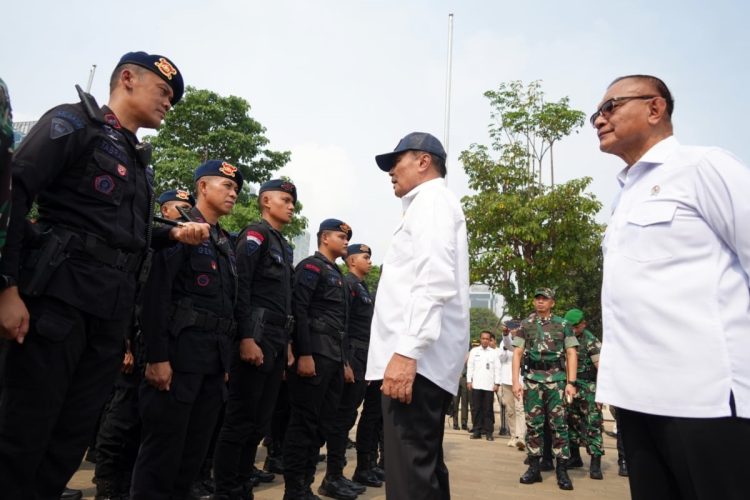 Menko Polkam Jenderal TNI (Purn) Djamari Chaniago meninjau Apel Kesiapsiagaan Pasukan di Kawasan Monas, Jakarta Pusat, Senin (20/10/2025)