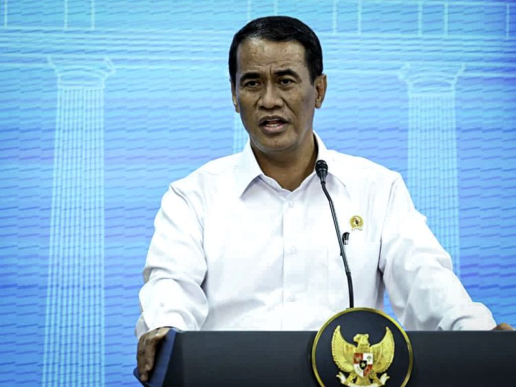 Menteri Pertanian Andi Amran Sulaiman menyampaikan keterangan pers kepada awak media/BPMI