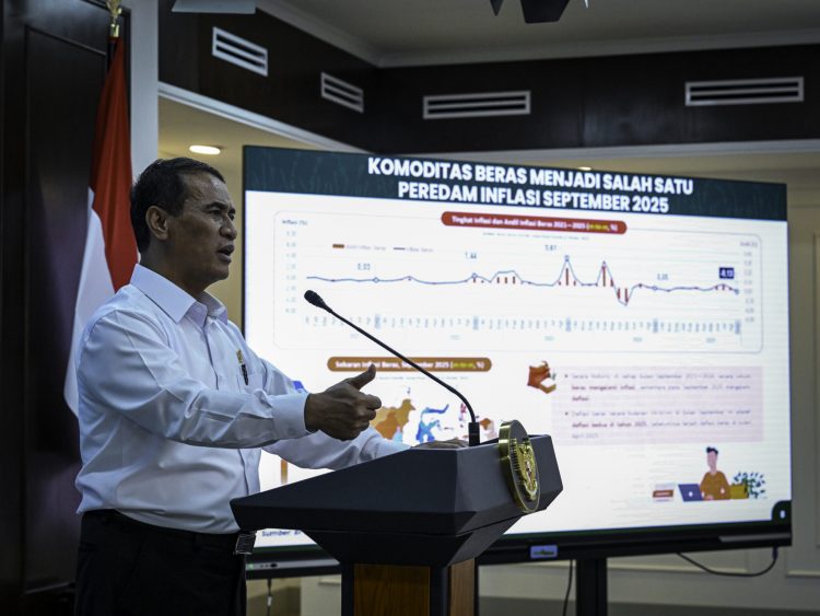 Menteri Pertanian Andi Amran Sulaiman menyampaikan keterangan pers kepada awak media usai rapat terbatas yang membahas ketahanan pangan di Istana Merdeka, Jakarta, pada Kamis, 9 Oktober 2025. (Foto: BPMI Setpres)