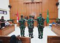 Terdakwa kasus pembunuhan bos rental mobil dan penadahan mobil, Kelasi Kepala Bambang Apri Atmojo (kanan), Sersan Satu Akbar Adli, dan Sersan Satu Rafsin Hermawan (kiri) pada sidang pembacaan putusan di Pengadilan Militer II-08 Jakarta, 25 Maret 2025. (dok Pengadilan Militer II Jakarta)