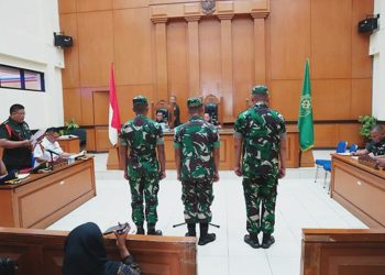 Terdakwa kasus pembunuhan bos rental mobil dan penadahan mobil, Kelasi Kepala Bambang Apri Atmojo (kanan), Sersan Satu Akbar Adli, dan Sersan Satu Rafsin Hermawan (kiri) pada sidang pembacaan putusan di Pengadilan Militer II-08 Jakarta, 25 Maret 2025. (dok Pengadilan Militer II Jakarta)