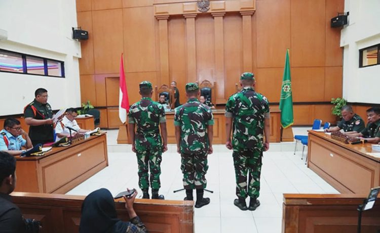 Terdakwa kasus pembunuhan bos rental mobil dan penadahan mobil, Kelasi Kepala Bambang Apri Atmojo (kanan), Sersan Satu Akbar Adli, dan Sersan Satu Rafsin Hermawan (kiri) pada sidang pembacaan putusan di Pengadilan Militer II-08 Jakarta, 25 Maret 2025. (dok Pengadilan Militer II Jakarta)