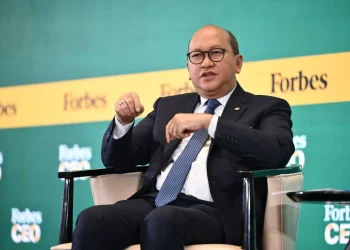 CEO Badan Pengelola Investasi (BPI) Danantara Rosan Roeslani berbicara dalam acara Forbes CEO Global Conference di Jakarta, Selasa (14/10/2025). (Forbes CEO Global)