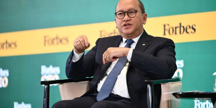 CEO Badan Pengelola Investasi (BPI) Danantara Rosan Roeslani berbicara dalam acara Forbes CEO Global Conference di Jakarta, Selasa (14/10/2025). (Forbes CEO Global)