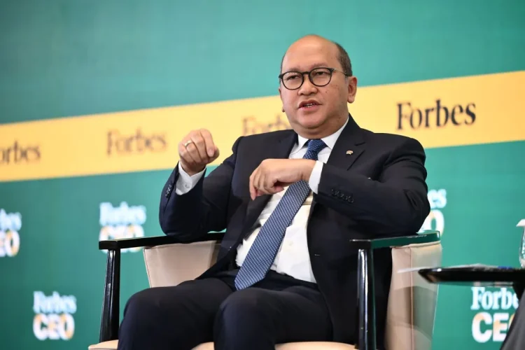 CEO Badan Pengelola Investasi (BPI) Danantara Rosan Roeslani berbicara dalam acara Forbes CEO Global Conference di Jakarta, Selasa (14/10/2025). (Forbes CEO Global)