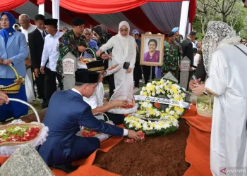 Wakil Presiden Gibran Rakabuming Raka (tengah) menaburkan bunga saat memimpin upacara militer pemakaman istri Wapres Ke-4 RI, Karlinah Djaja Atmadja Wirahadikusumah di Taman Makam Pahlawan Nasional Utama Kalibata, Jakarta, Senin (6/10/2025). ANTARA/HO-BPMI Sekretariat Wakil Presiden.