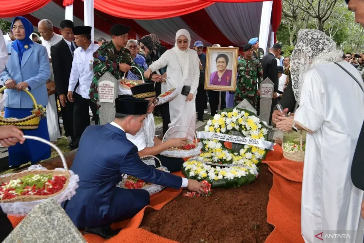 Wakil Presiden Gibran Rakabuming Raka (tengah) menaburkan bunga saat memimpin upacara militer pemakaman istri Wapres Ke-4 RI, Karlinah Djaja Atmadja Wirahadikusumah di Taman Makam Pahlawan Nasional Utama Kalibata, Jakarta, Senin (6/10/2025). ANTARA/HO-BPMI Sekretariat Wakil Presiden.