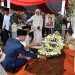 Wakil Presiden Gibran Rakabuming Raka (tengah) menaburkan bunga saat memimpin upacara militer pemakaman istri Wapres Ke-4 RI, Karlinah Djaja Atmadja Wirahadikusumah di Taman Makam Pahlawan Nasional Utama Kalibata, Jakarta, Senin (6/10/2025). ANTARA/HO-BPMI Sekretariat Wakil Presiden.