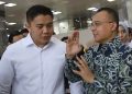 Wakil Ketua DPR Sufmi Dasco Ahmad bersama Sekretaris Kabinet Teddy Indra Wijaya di gedung DPR