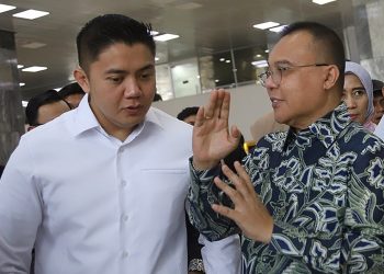 Wakil Ketua DPR Sufmi Dasco Ahmad bersama Sekretaris Kabinet Teddy Indra Wijaya di gedung DPR