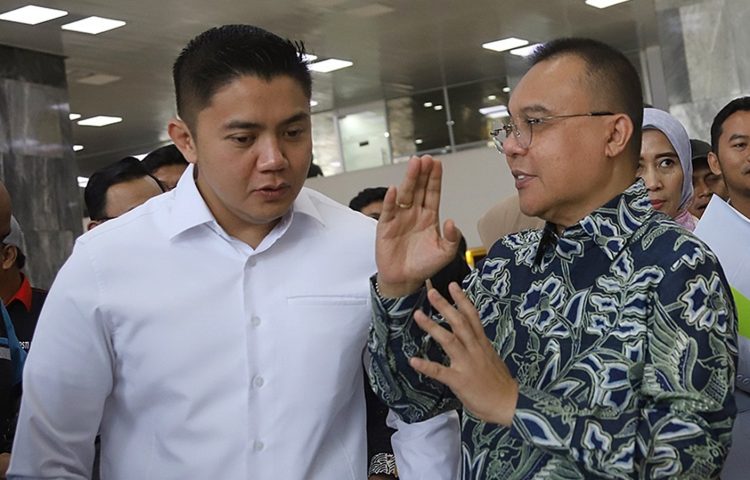 Wakil Ketua DPR Sufmi Dasco Ahmad bersama Sekretaris Kabinet Teddy Indra Wijaya di gedung DPR