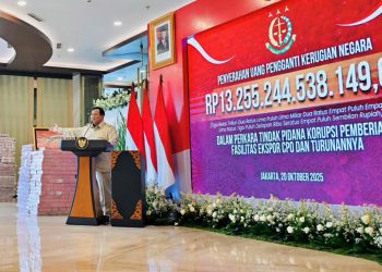 Presiden Prabowo Subianto memberikan sambutan dalam acara penyerahan uang pengganti kerugian negara senilai Rp13,25 triliun dari Kejaksaan Agung kepada Kementerian Keuangan di Gedung Utama Kompleks Kejaksaan Agung RI, Jakarta, Senin (20/10/2025)