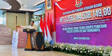 Presiden Prabowo Subianto memberikan sambutan dalam acara penyerahan uang pengganti kerugian negara senilai Rp13,25 triliun dari Kejaksaan Agung kepada Kementerian Keuangan di Gedung Utama Kompleks Kejaksaan Agung RI, Jakarta, Senin (20/10/2025)