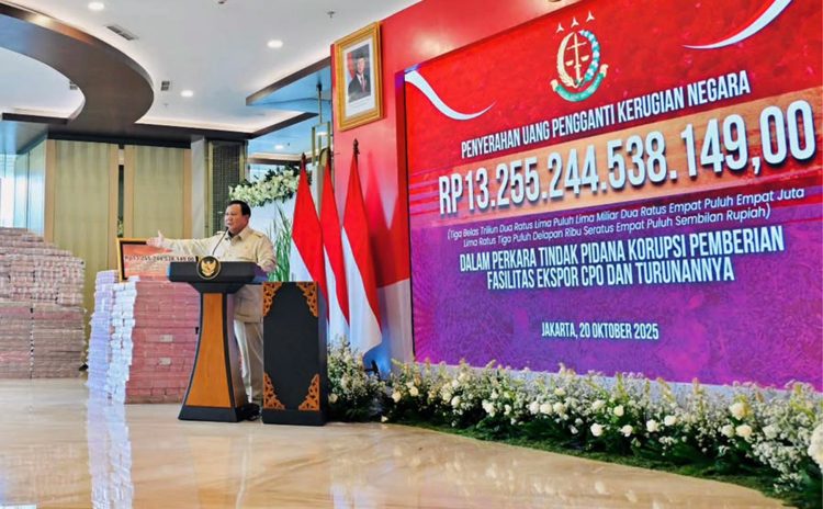 Presiden Prabowo Subianto memberikan sambutan dalam acara penyerahan uang pengganti kerugian negara senilai Rp13,25 triliun dari Kejaksaan Agung kepada Kementerian Keuangan di Gedung Utama Kompleks Kejaksaan Agung RI, Jakarta, Senin (20/10/2025)