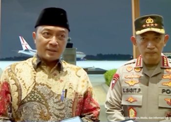 Mensesneg Prasetyo Hadi bersama Kapolri Jenderal Listyo Sigit Prabowo menyapaikan keterangan pers di Pangkalan TNI AU Halim Perdanakusuma, Jakarta