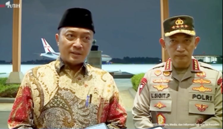 Mensesneg Prasetyo Hadi bersama Kapolri Jenderal Listyo Sigit Prabowo menyapaikan keterangan pers di Pangkalan TNI AU Halim Perdanakusuma, Jakarta