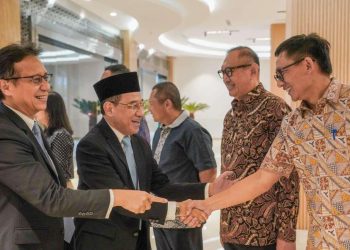 Menteri Kesehatan, Budi Gunadi Sadikin (kiri pertama) memperkenalkan Wakil Menteri Kesehatan yang baru saja dilantik, Benjamin Paulus Octavianus kepada seluruh staf Kementerian Kesehatan di Gedung Kemenkes, Jakarta, Rabu (8/10/2025) (Foto: Biro Humas Kementerian Kesehatan)