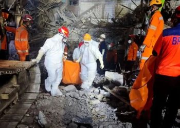 Sejumlah petugas SAR gabungan mengevakuasi jenazah di reruntuhan Mushala Ponpes Al Khoziny, Sidoarjo, Minggu (5/10/20205) dini hari (Foto: Basarnas)